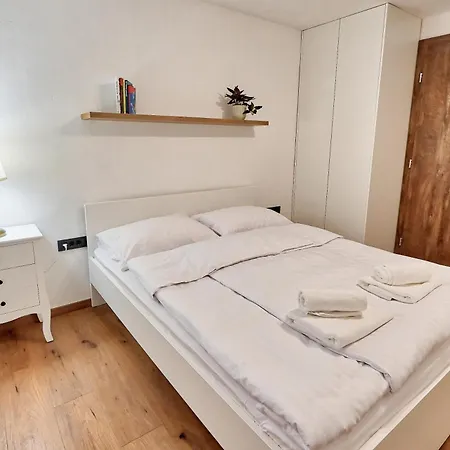 Auzlak Hisa * Luče